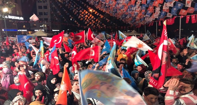 Kocaeli’de AK Parti önünde kutlamalar başladı