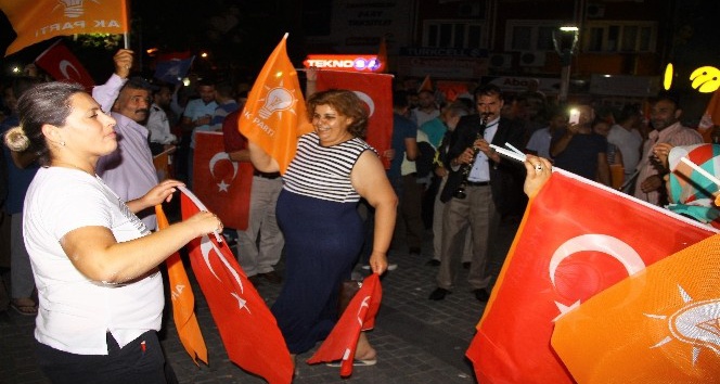 AK Parti’nin seçim zaferini göbek atarak kutladılar
