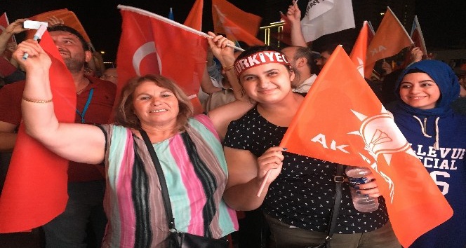 İzmir’de seçim zaferiyle AK Parti’ye akın ettiler