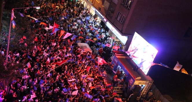 Eskişehir’de vatandaşlardan seçim kutlaması