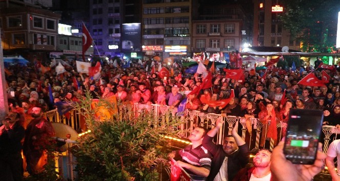 Cumhurbaşkanı Erdoğan’ın memleketi Rize’de yağmur altında kutlama