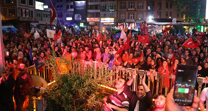 Cumhurbaşkanı Erdoğan’ın memleketi Rize’de yağmur altında kutlama