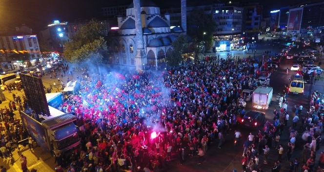 Gazisomanpaşa Meydanı’nda sevinç gösterisi yapan kalabalık havadan görüntülendi