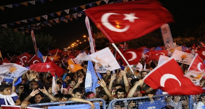 Adana’da davullu zurnalı seçim kutlaması