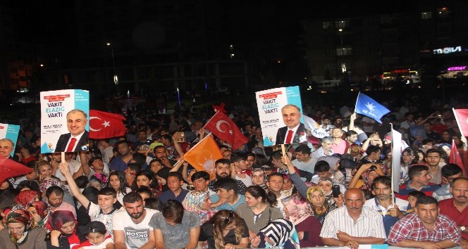 Elazığ’da AK Partililer kutlama yaptı