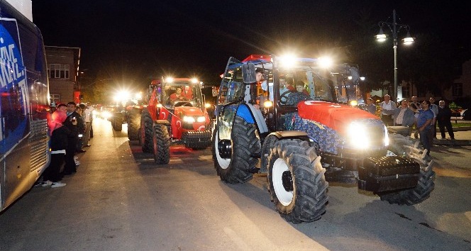 Cumhurbaşkanı Erdoğan’ın zaferini traktörlerle konvoy yaparak kutladılar