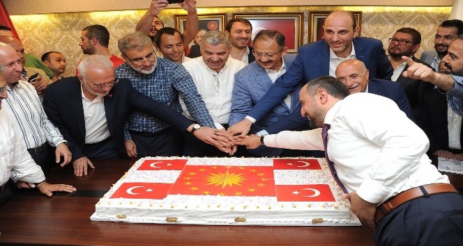 AK Parti Kayseri İl Başkanlığı’nda Cumhurbaşkanlığı forsu bulunan pastayla kutlama yapıldı