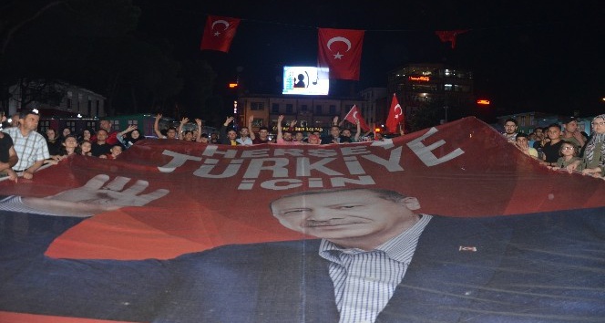 Ünyeliler AK Parti’nin zaferini kutladı