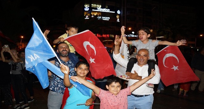 Aydın’da AK Parti’nin zaferi coşkuyla kutlandı