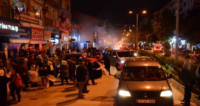 Bozüyük’te AK Partililer zaferini kutladı
