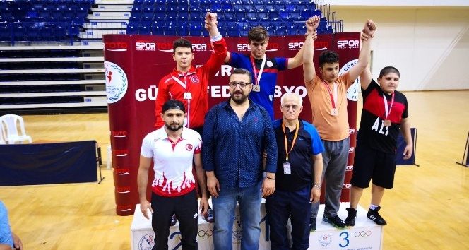 Bozüyüklü 4 güreşçi Türkiye finallerine gidecek