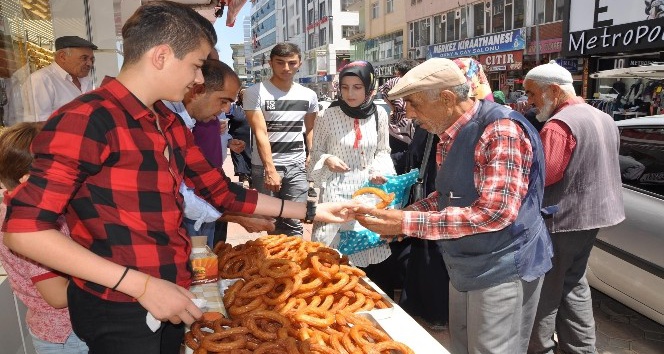 Erdoğan’ın seçim zaferini tatlı dağıtarak kutladı