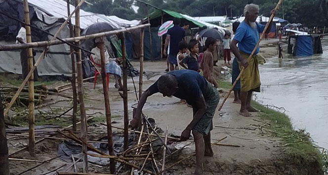Rohingyalı Müslümanlar sel ile mücadele ediyor