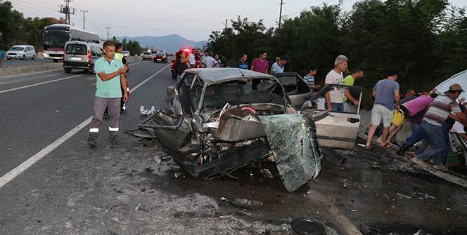 Ters yönde giden ticari araç otomobille çarpıştı! Çok sayıda yaralı var