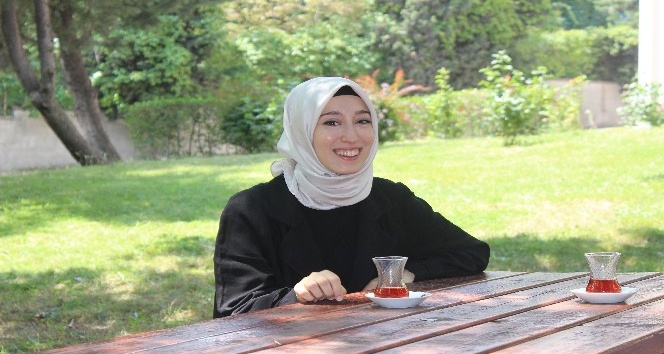 En genç milletvekili Rümeysa Kadak, “Önce finalime girdim, sonra esnaf ziyareti yaptım”