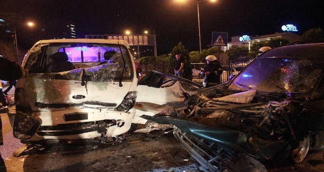 Kamyonet ve otomobil kafa kafaya çarpıştı: 3 yaralı