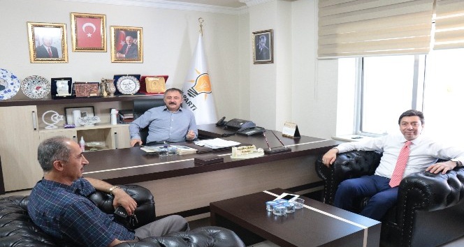 AK Parti’den Kırşehir Milletvekili seçilen Mustafa Kendirli, İl Binasında partililerle bir araya geldi