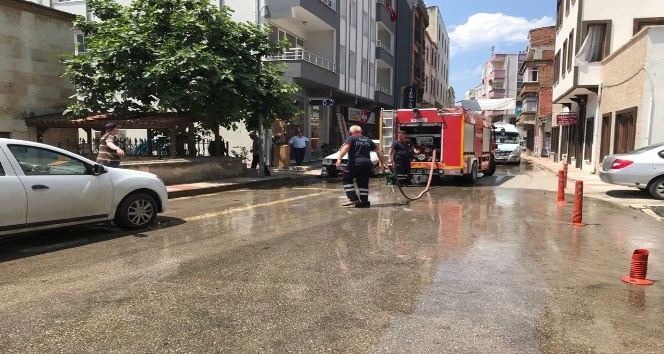 Sinop Belediyesi ekipleri caddeleri yıkıyor