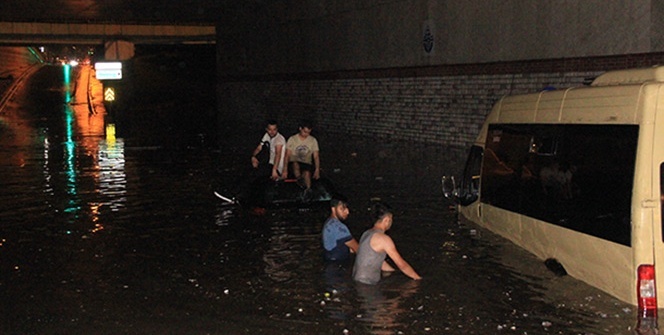 Alt geçitte mahsur kalan sürücüler, aracın üzerine çıkıp oturdular