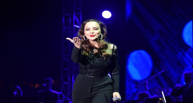 Ebru Gündeş Alanyalı hayranlarını coşturdu
