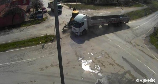 Yola kontrolsüz çıkan araç iş makinesine çarptı