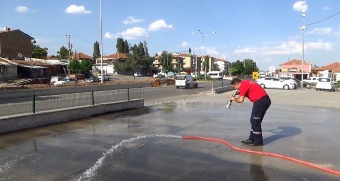 İtfaiye erinin hortumla dansı sosyal medyada rekor kırdı