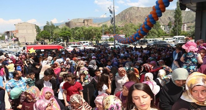 AVM açılışında izdiham yaşandı