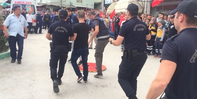 Şehit cenazesinde CHP çelengini parçaladılar