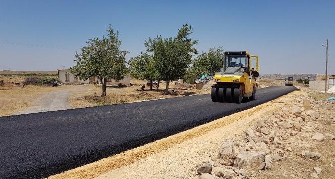Köy yollarının asfaltlanma çalışları sürüyor