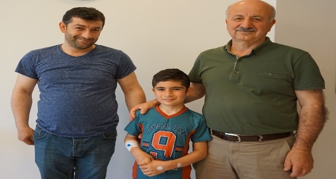 Minik Zafer skolyozdan ameliyatsız kurtuldu