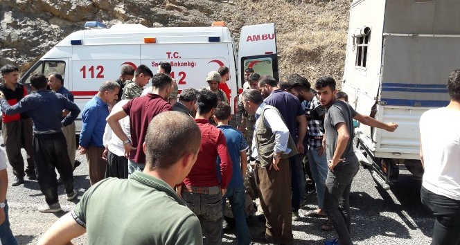 Askeri araç şarampole yuvarlandı: 1 ölü, 3’ü asker 12 yaralı