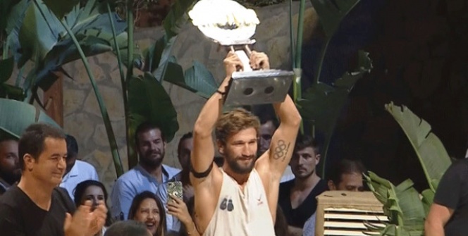 Survivor şampiyonu Adem Kılıççı kupayı kaldırdı ve öyle bir şey yaptı ki...