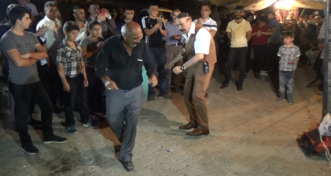 Polis, magandalara karşı görevli gittiği düğünde çifte telli oynadı