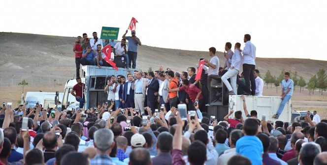 Böyle karşılama görülmedi! Konvoylar oluşturuldu, kurbanlar kesildi