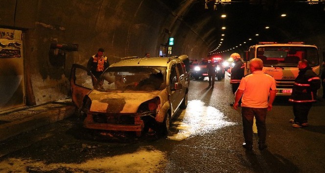 Seyir halindeki araç Bolu Dağı Tüneli’nde yandı