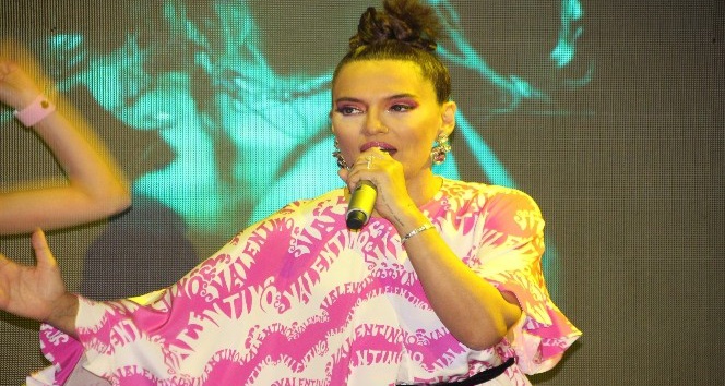 Demet Akalın’dan hayranlarına müjde