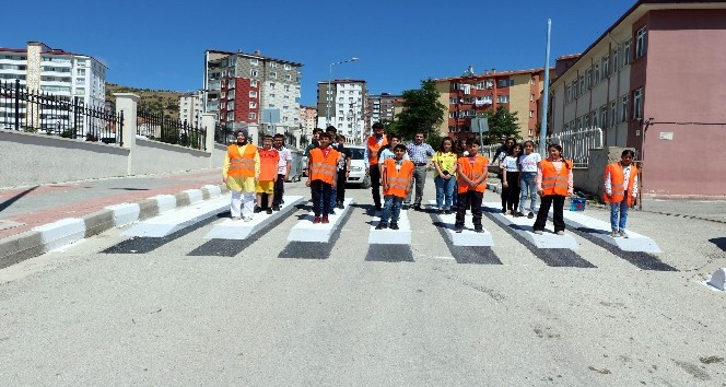 Yozgat’ta çocuklardan üç boyutlu yaya geçidi