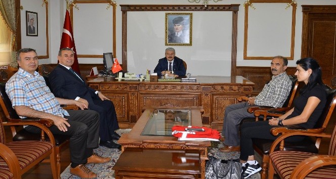 Kırşehir Kızılay şubesi Vali Akın’ı ziyaret etti
