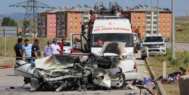 Yanan araçtan çıkamadılar: 5 ölü