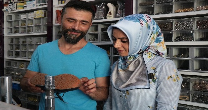 Eşinden öğrendiği meslekte şehrin tek kadın ayakkabı tamircisi oldu