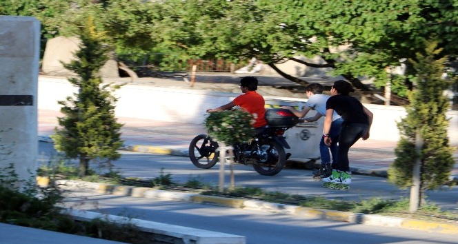 Motosikletin arkasına asılan patenci gençler ölüme davetiye çıkardı