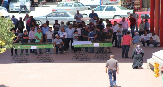 Trafik kazasında hayatını kaybeden anne ve kızı toprağa verildi