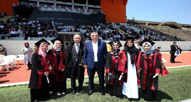 Başkan Toçoğlu SAÜ’de mezuniyet heyecanına ortak oldu