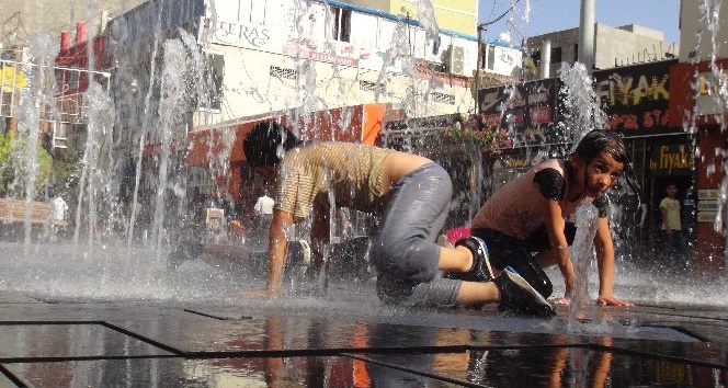 Kızıltepe’de çocuklar süs havuzlarında serinliyor