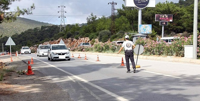 Her 3 aracın 2'sinden çıktı! Polisi görünce şok oldular...