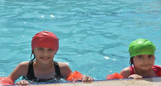 Nusaybinli çocuklar yüzme öğreniyor