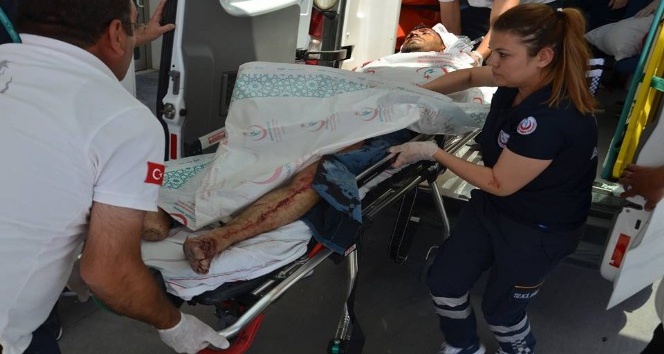 Sokak ortasında satırla yaralandı