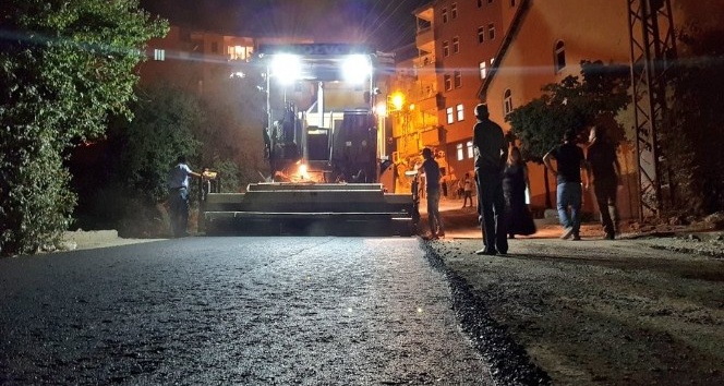 Hakkari’de asfalt çalışması gece de yapılıyor