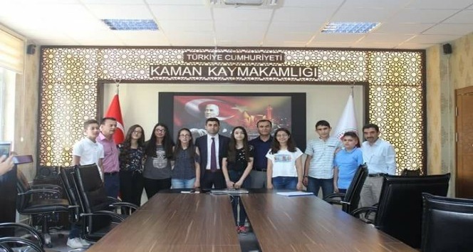 Kaymakam Girgin, başarılı öğrencileri çeyrek altın ile ödüllendirdi