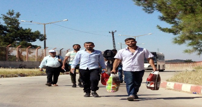 40 dereceyi aşan sıcakta Suriyelilerin dönüşü sürüyor